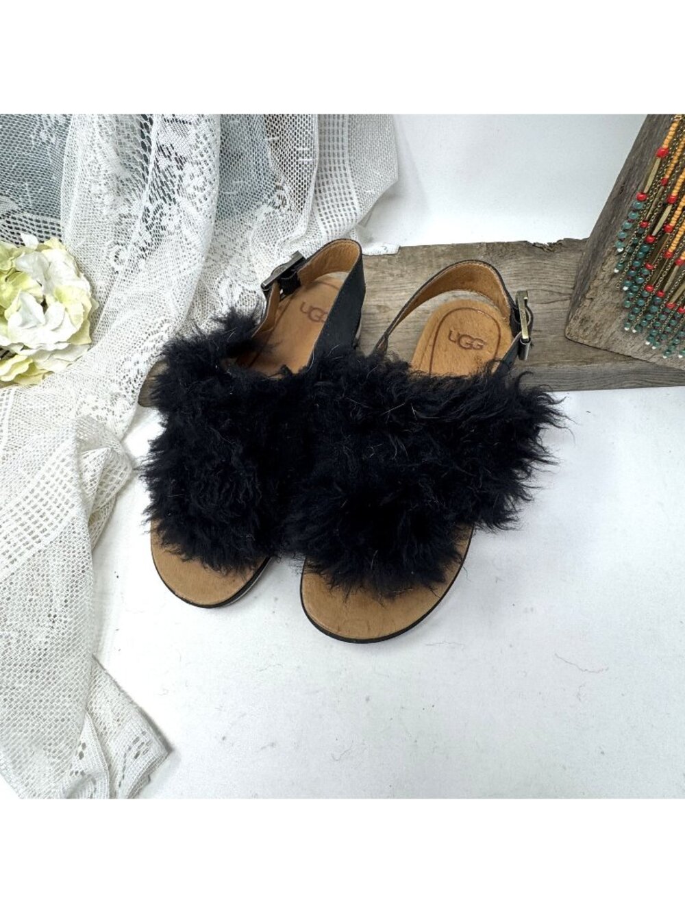 UGG Woman's Holly Shearing Sandals Tongs Size 6 Black